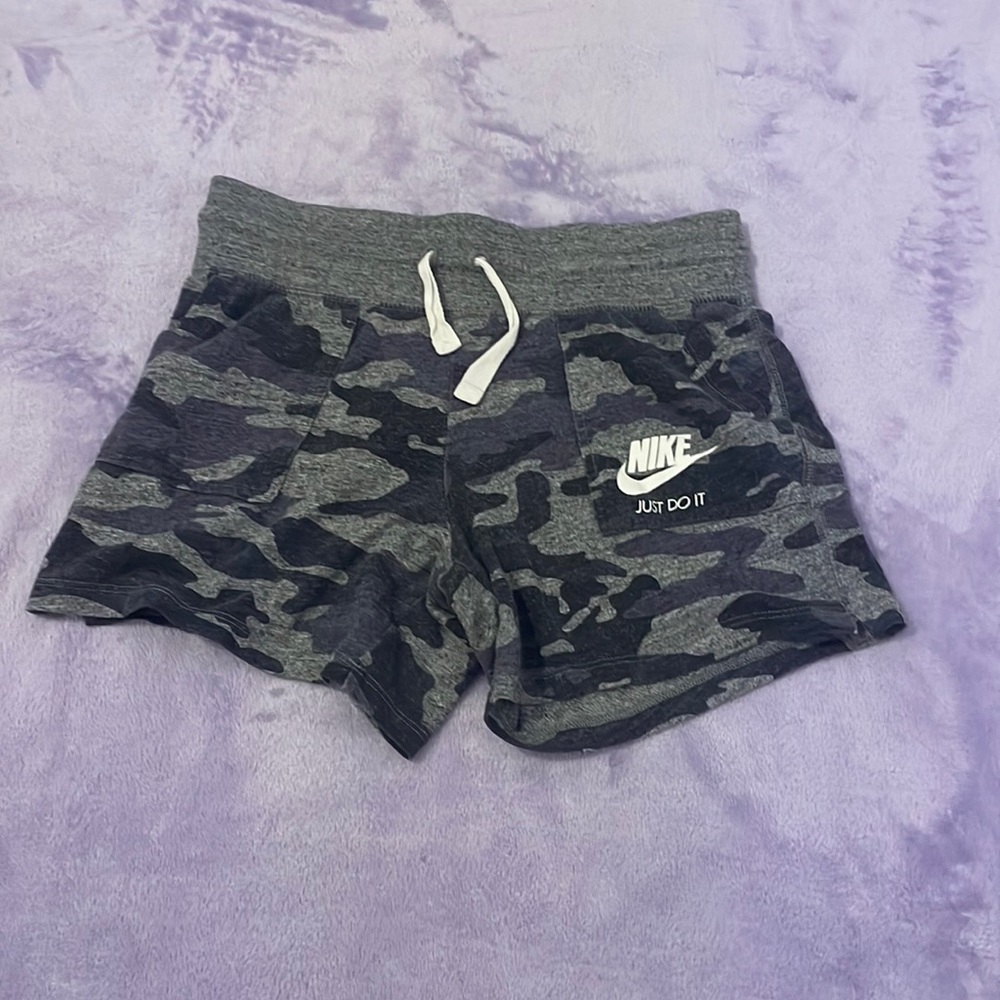 Girls nike camo shorts